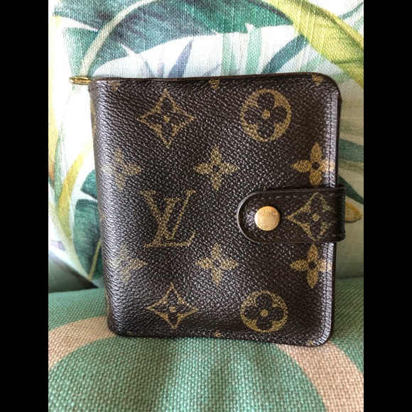 Louis Vuitton Handbags - Authentic Louis Vuitton zippy wallet